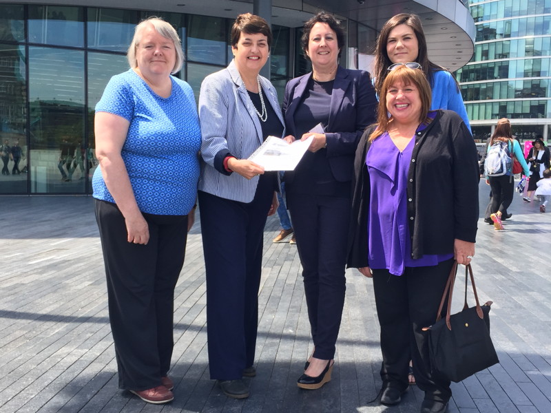 Cllr Kath Whittam, Valerie Shawcross AM, Cllr Stephanie Cryan, residents Isabella Dillon and Michaela Crawley